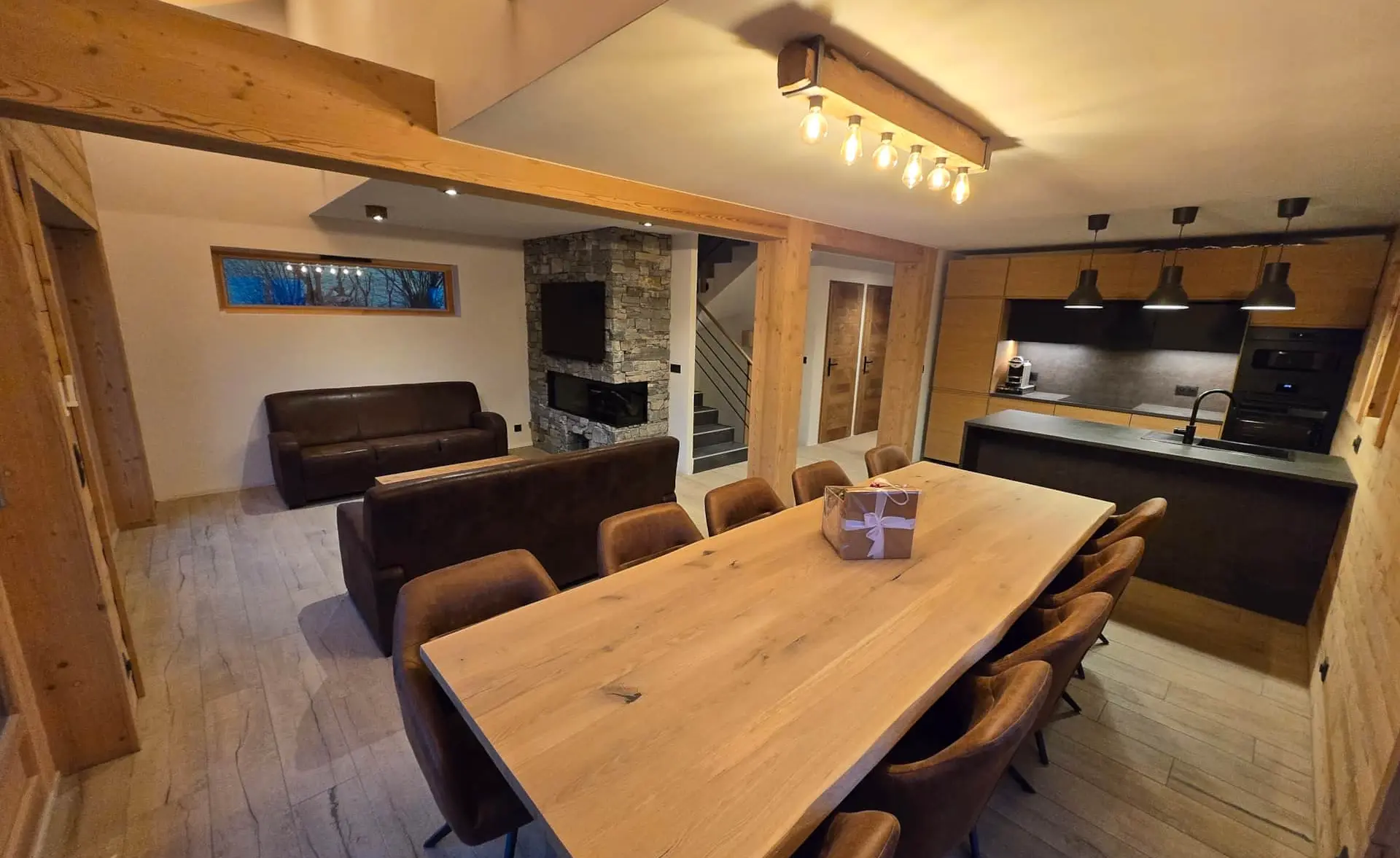 Grand living avec vue, terrasse et balcon